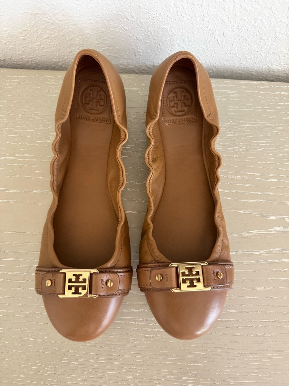 New Tory Burch Cognac Leather Ballet Flats with Gold Logo Buckle 11